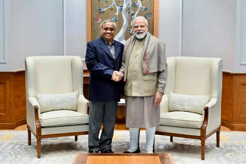   विजय संकेश्वर के साथ प्रधानमंत्री नरेंद्र मोदी की एक तस्वीर