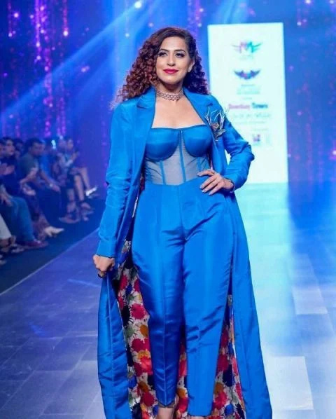   Камия Джани позира, докато върви по рампата като водеща на шоуто за Седмицата на модата на Bombay Times за UNIMO - Universe of Moms