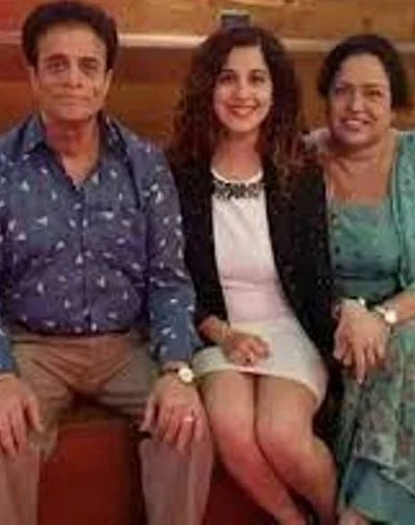   Камия Джани с родителите си