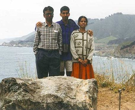   Sundar Pichai bersama ayahnya Regunatha (kiri) dan ibunya Lakshmi (kanan)