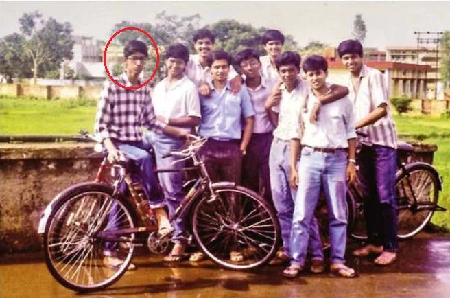   Sundar Pichai selama masa sekolahnya (paling kiri)