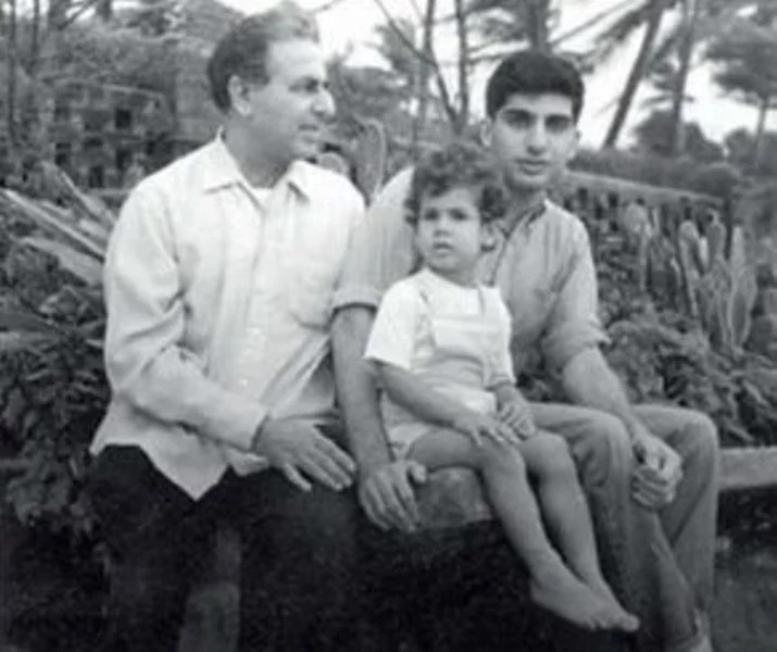   रतन टाटा (आर) अपने पिता नवल (एल) और हाफ ब्रदर नोएल (केंद्र) के साथ