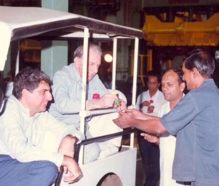   टेल्को के शॉप फ्लोर पर जेआरडी टाटा के साथ रतन टाटा (अब टाटा मोटर्स)