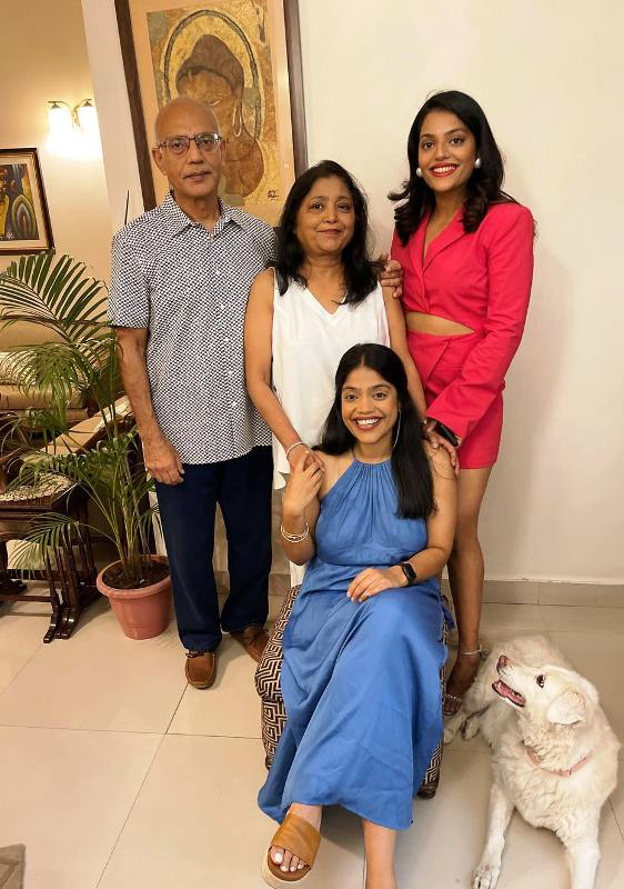   Ankita Bansal perheensä kanssa