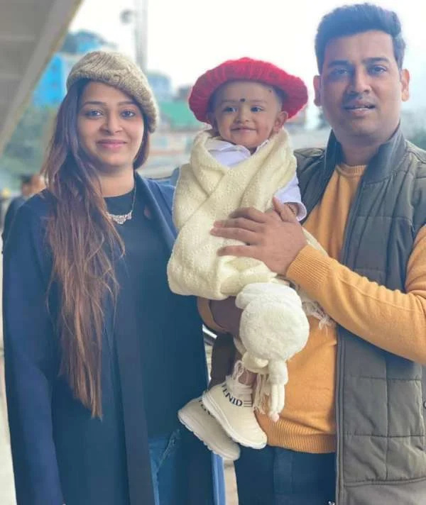   श्रीकांत शिंदे अपने बेटे और पत्नी के साथ