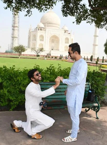   Čaitanja žádá Abhisheka před Taj Mahal