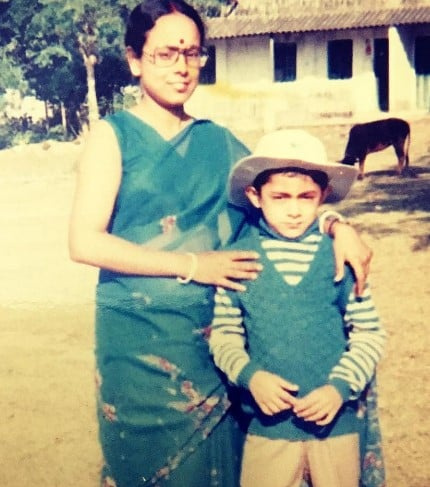   मां के साथ अभिषेक रे की बचपन की तस्वीर