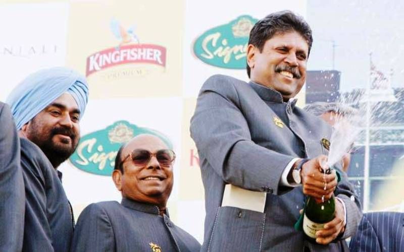 Kapil Dev célèbre avec une bouteille de champagne
