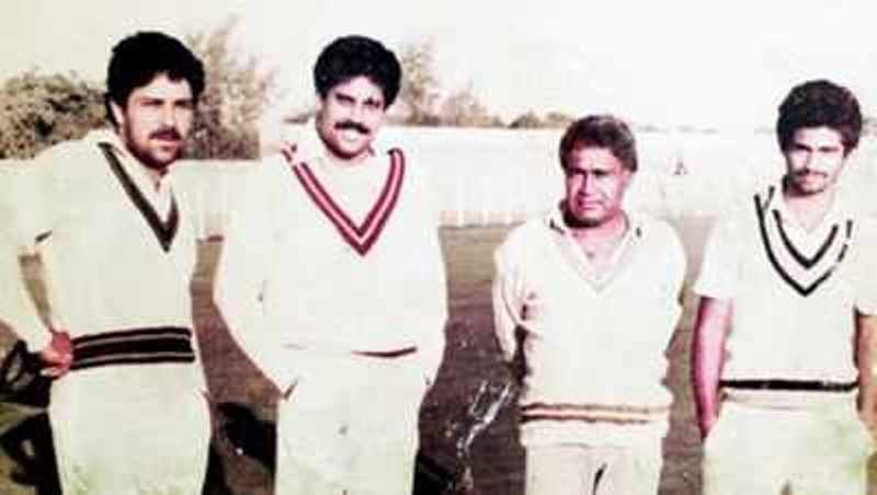 Kapil Dev (2. no kreisās) ar savu treneri Desh Prem Azad (2. no labās)