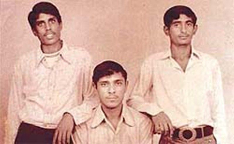 Reti sastopama Kapil Dev (stāvoša kreisajā pusē) fotogrāfija viņa jaunībā