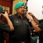 کپل دیو کو ہندوستانی علاقہ فوج کے ذریعہ لیفٹیننٹ کرنل کی حیثیت سے اعزاز بخشا جارہا ہے