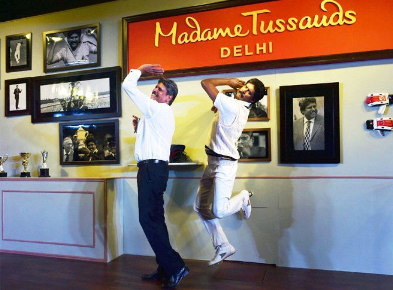کپل دیو اپنی موم کے مجسمے کے ساتھ نئی دہلی میں پوزیشن دیتے ہوئے