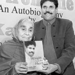 Kapil Dev äitinsä kanssa Raj Kumari Lajwanti