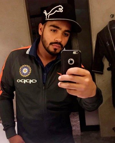Simran Singh (Cricketspieler) Größe, Alter, Freundin, Familie, Biografie & mehr