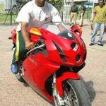 Shoaib Akhtar in sella alla sua Ducati 999
