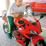 Shoaib Akhtar en su Honda CBR Fireblade