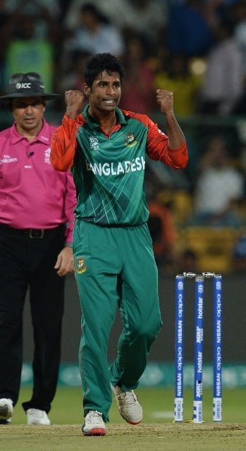 Shuvagata Hom sau khi lấy wicket