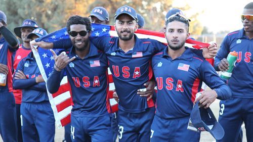 Ali Khan comemorando com seus companheiros depois que sua equipe garantiu o status de ODI
