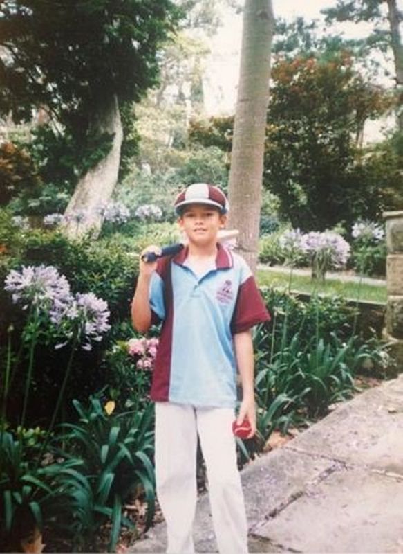 Fotografie z dětství, kde Chris Green pózuje s pálkou a míčem