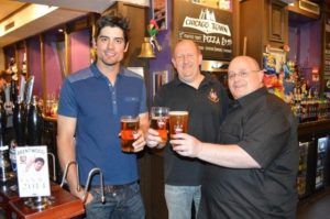 Alastair Cook (vasen) juo olutta