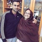 Shoaib Malik dengan ibunya