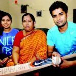 Vinay Kumar con su madre Soubhagya y su hermana Vinutha Kumari
