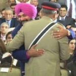 Navjot Singh Sidhu прегръща генерал Qamar Javed Bajwa