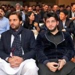 Shahid Afridi og Gautam Gambhir kæmper