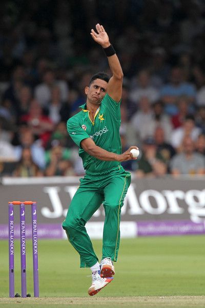 Hasan Ali chơi bowling