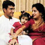 Sourav Ganguly vaimonsa Donan ja tyttärensä Sanan kanssa