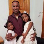 Samuel Badree con le sue figlie