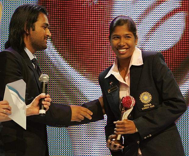 Jhulan Goswami receiving award from MS Dhoni