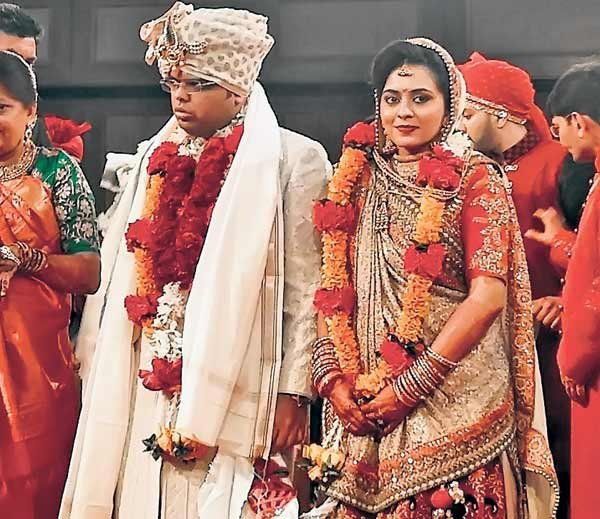 Jay Shah ir jo žmonos Hritisha Shah nuotrauka iš jų vestuvių dienos