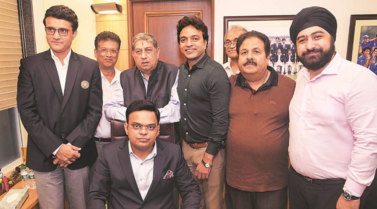 Jay Shah kartu su Souravu Ganguly, N. Srinivasanu, Rajeevu Shukla ir kitais BCCI pareigūnais savo biure, kurį paskyrė BCCI