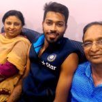 Hardik Pandya con sus padres