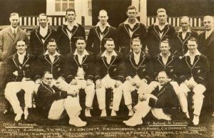 Брэдман (второй справа, средний ряд) с командой 1930