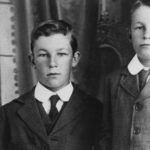 Don Bradman (desno0 sa svojim bratom Victorom