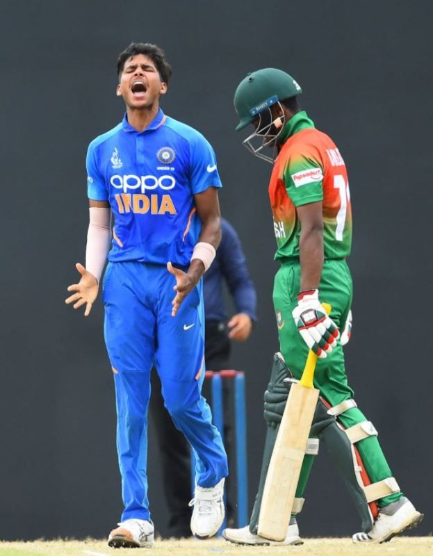 Акаш Сингх вика в тържество след уволнението на бангладешки батсман във финала на Азиатската купа на ACC за юноши до 19 години