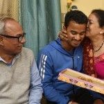 Pawan Negi com seus pais