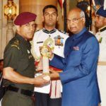 Mahendra Singh Dhoni habang tumatanggap ng Padma Bhushan Award