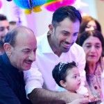 Уахаб Риаз с родителите и дъщеря си
