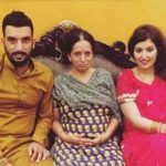 Bipul Sharma koos ema ja naisega