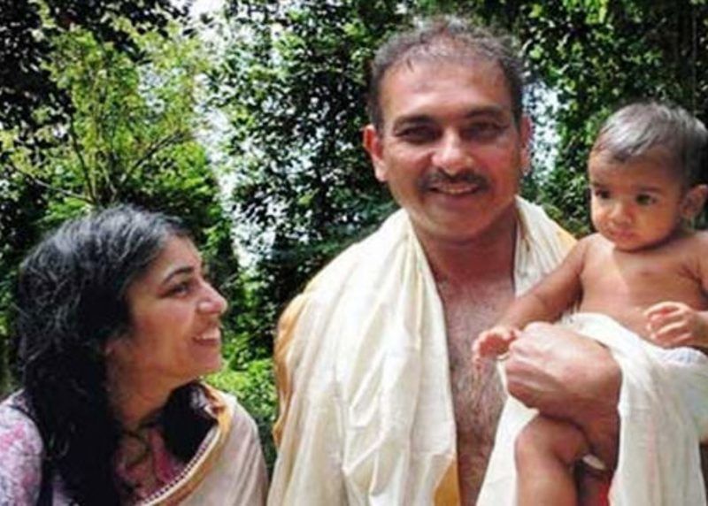 Ravi Shahstri med sin kone og datter