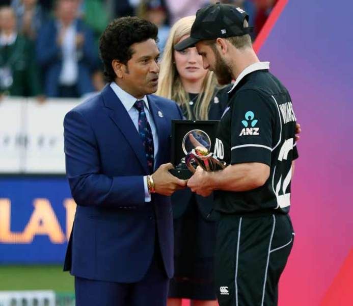 Tumatanggap si Kane Williamson ng Player ng Tournament Trophy Sa ICC 2019 Cricket World Cup Final Mula sa Kanyang Bayani na Sachin Tendulkar