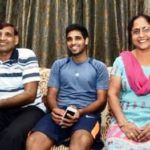 بوفنيشوار كومار مع والديه