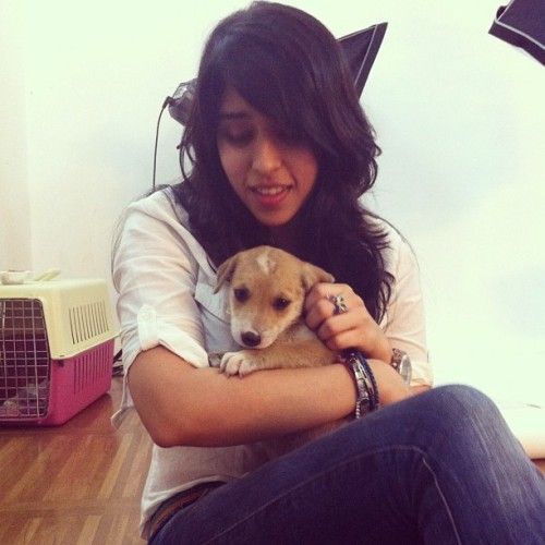 Ritika Sajdeh joue avec son chien