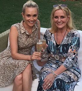 Lī Vatsone ar vīna glāzi kopā ar māti