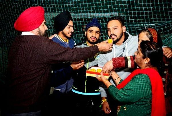 Anmolpreet Singh tähistab oma perega pärast seda, kui Mumbai indiaanlased valisid selle 2019. aasta IPL-oksjonile