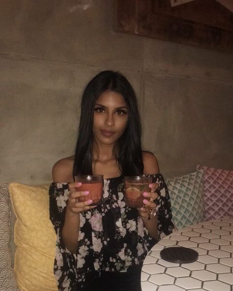 Vini Raman thưởng thức cocktail trong bữa tiệc
