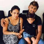 Suranga Lakmal sa suprugom i sinom